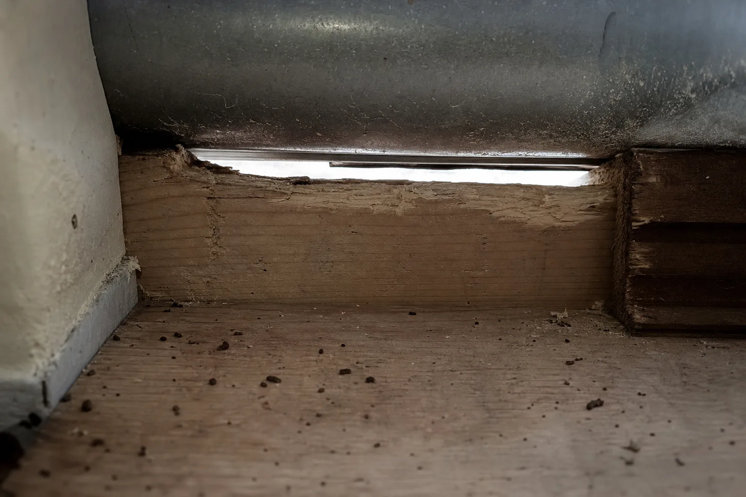 Detaljbilde av åpning ved takrenne inn til utvendig bod på en bolig i Kristiansand
