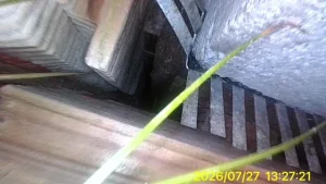 Foto av fasade og inngangsparti på enebolig i Homborsund med belegningsstein tett mot kledning og mulig åpning under kledning.