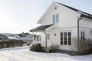 Eksteriør av bolig i Stathelle om vinteren, illustrasjon for skadedyroppdrag i leilighet